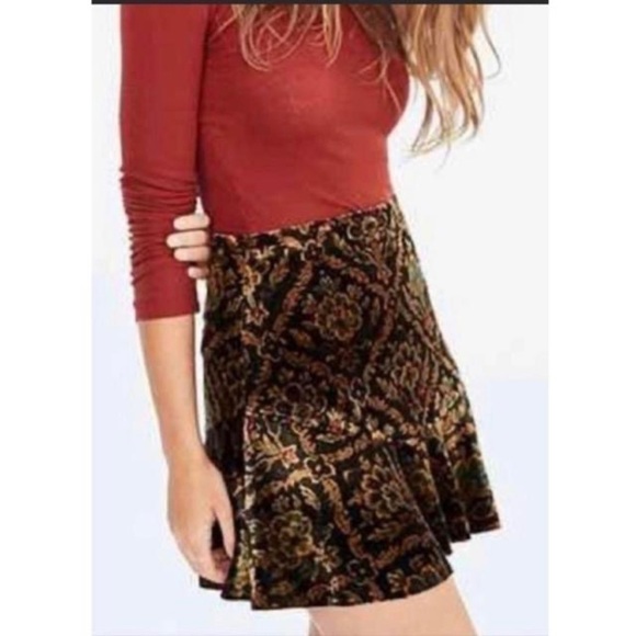 Urban Outfitters-Ecote Velvet Dark Floral Mini Skirt (Size:Medium) - Picture 3 of 9